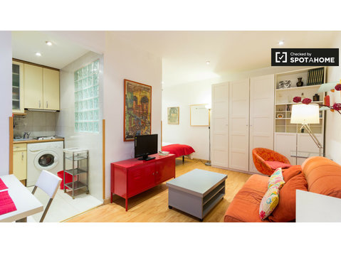 Studio apartment with patio for rent in Malasaña, Madrid - Byty