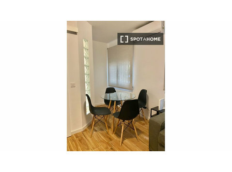 Studio for rent in Moscardó, Madrid - Apartments