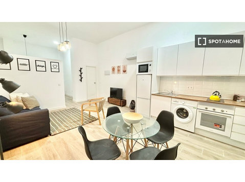 Studio for rent in San Diego, Madrid - Apartments