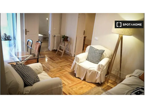 Stylish 3-bedroom apartment for rent in Atocha, Madrid - Apartmani