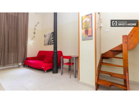Stylish Lofted Studio with AC for Rent in Madrid City Centre - דירות