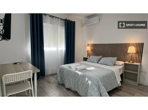 Sunny studio apartment for rent in Moncloa, Madrid - Asunnot