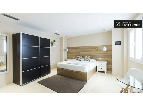 Uptown studio apartment for rent in Centro, Madrid - Leiligheter