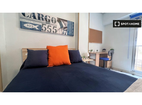 Helles Zimmer zu vermieten in 4-Zimmer-Wohnung in Cartagena - Zu Vermieten