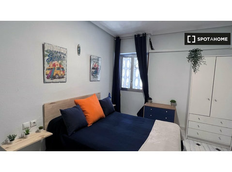 Cozy room for rent in 4-bedroom apartment, Cartagena - K pronájmu