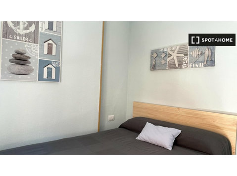 Cozy room for rent in 4-bedroom apartment in Cartagena - เพื่อให้เช่า