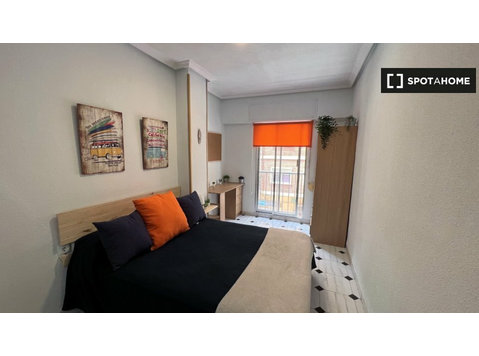 Nice room for rent in 4-bedroom apartment in Cartagena - Аренда