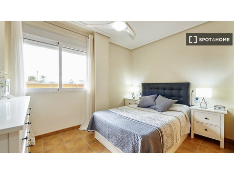 Zimmer zu vermieten in einer 2-Zimmer-Wohnung in Churra,… - Zu Vermieten