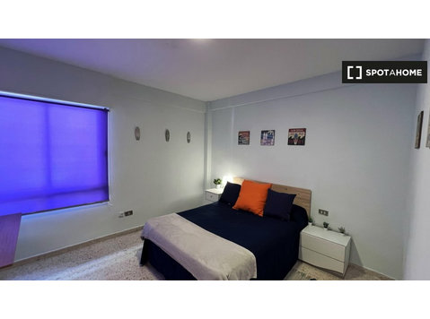 Pokój do wynajęcia w mieszkaniu z 3 sypialniami w Cartagena - Do wynajęcia