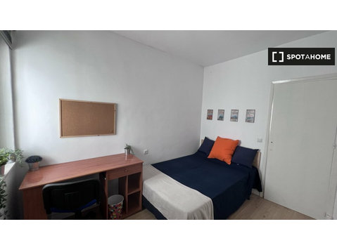 Room for rent in 3-bedroom apartment in Cartagena - Под наем