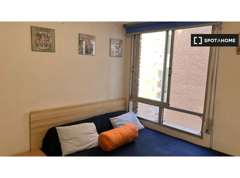 Room for rent in 3-bedroom apartment in Cartagena - Vuokralle