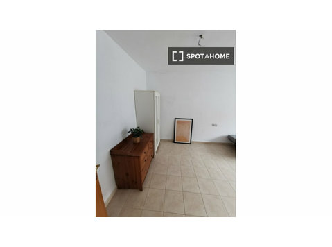 Room for rent in 3-bedroom apartment in Murcia, Murcia - Izīrē