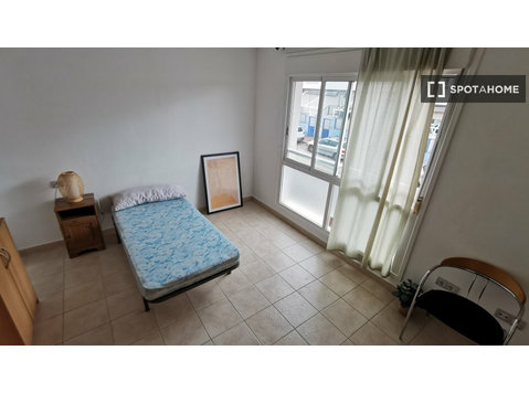 Room for rent in 3-bedroom apartment in Murcia, Murcia - Na prenájom