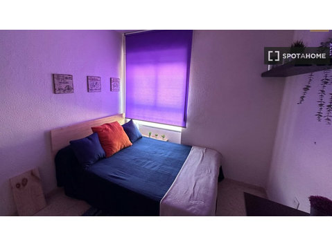 Cartagena'da 4 yatak odalı dairede kiralık oda - Kiralık