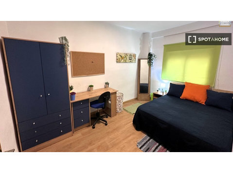 Room for rent in 4-bedroom apartment in Cartagena - K pronájmu