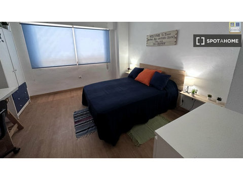 Room for rent in 4-bedroom apartment in Cartagena - Аренда