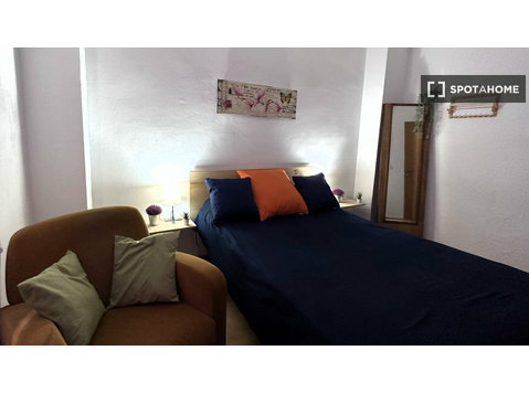 Room for rent in 4-bedroom apartment in Cartagena - Aluguel