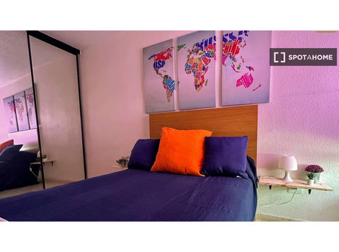 Cartagena'da 4 yatak odalı dairede kiralık oda - Kiralık