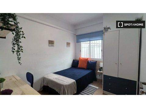 Room for rent in 4-bedroom apartment in Cartagena - K pronájmu