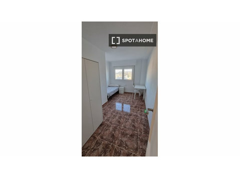 Room for rent in 6-bedroom apartment in Cartagena, Murcia - Izīrē