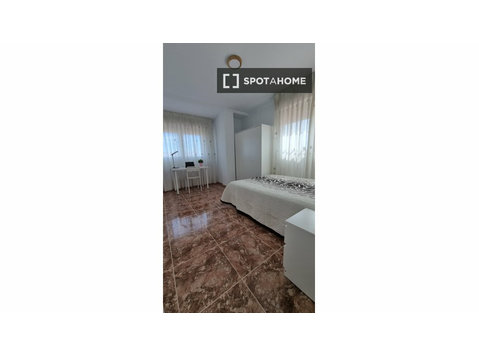 Zimmer zu vermieten in 6-Zimmer-Wohnung in Cartagena, Murcia - Zu Vermieten