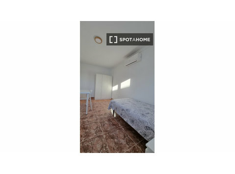 Room for rent in 6-bedroom apartment in Cartagena, Murcia - برای اجاره