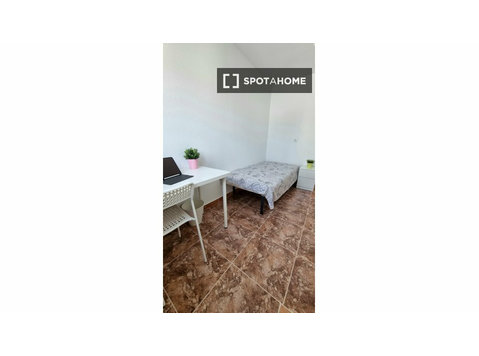 Room for rent in 6-bedroom apartment in Cartagena, Murcia - Til Leie