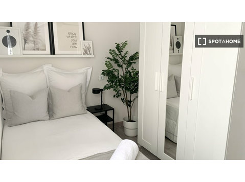 Murcia'da 6 yatak odalı dairede kiralık oda - Kiralık