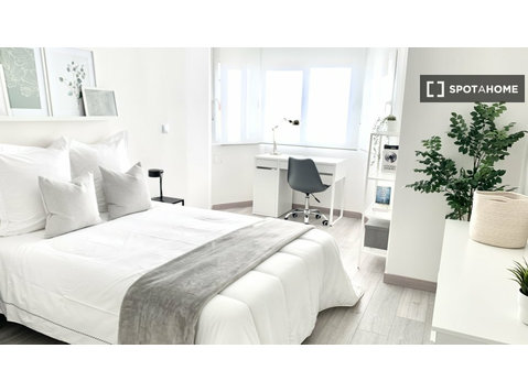 Zimmer zu vermieten in einer 6-Zimmer-Wohnung in Murcia - Zu Vermieten