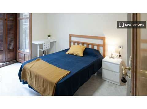 Pokój do wynajęcia w mieszkaniu z 8 sypialniami w Murcji - Do wynajęcia