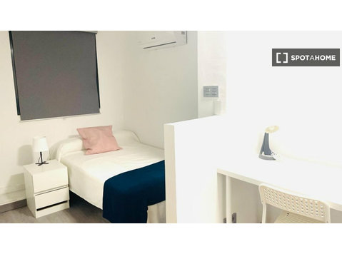Room for rent in 8-bedroom apartment in Murcia - الإيجار