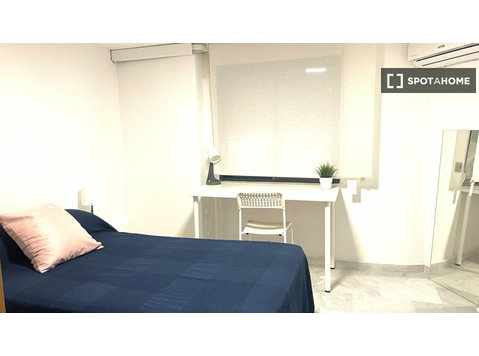 Room for rent in 8-bedroom apartment in Murcia - کرائے کے لیۓ