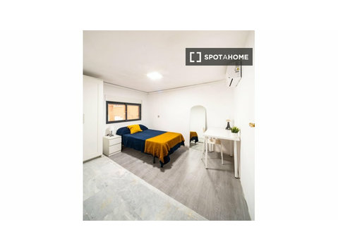 Murcia'da 8 yatak odalı dairede kiralık oda - Kiralık
