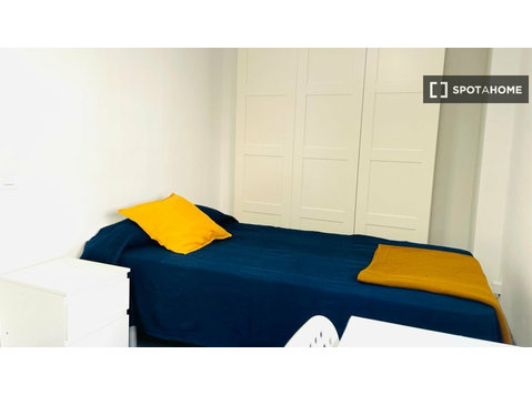 Room for rent in 8-bedroom apartment in Murcia - 出租