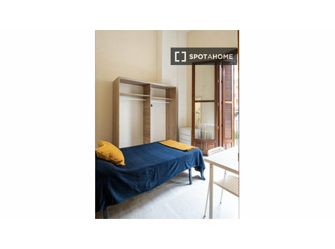 Pokój do wynajęcia w mieszkaniu z 8 sypialniami w Murcji - Do wynajęcia