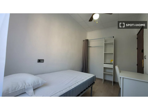 Aluga-se quarto em apartamento partilhado com 6 quartos em… - Aluguel