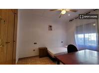 Room for rent in shared apartment with 6 bedrooms in Murcia - Аренда