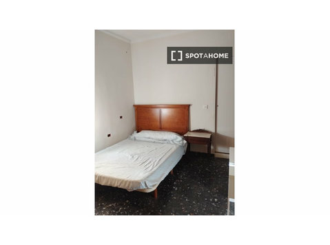 Pokój do wynajęcia w mieszkaniu z 2 sypialniami w San… - Do wynajęcia
