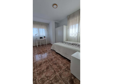 Room in Calle Lope de Rueda, Cartagena for 120 m² with 6… - アパート