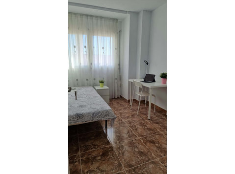 Room in Calle Lope de Rueda, Cartagena for 120 m² with 6… - Korterid