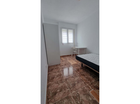 Room in Calle Lope de Rueda, Cartagena for 120 m² with 6… - דירות