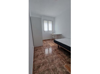 Room in Calle Lope de Rueda, Cartagena for 120 m² with 6… - Apartemen