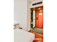 Room with private bathroom in university residence in… - Комнаты