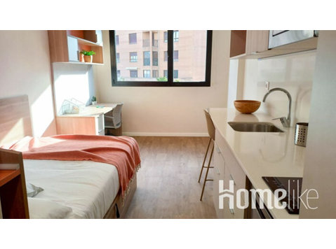 Eenpersoonskamer met eigen badkamer, keuken en studeerruimte - Woning delen