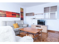 Amplio y luminoso piso en zona hospitales - Apartments
