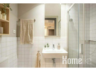 Double use studio with its own bathroom, kitchen and two… - アパート