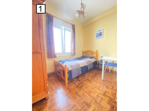 Habitación en piso de 4 habitaciones en Azpilagaña - Apartamente