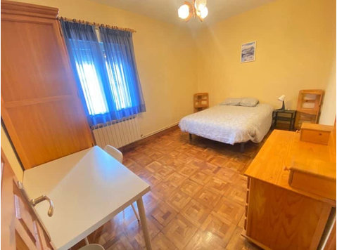 Habitación en piso de 4 habitaciones en Azpilagaña - Apartments