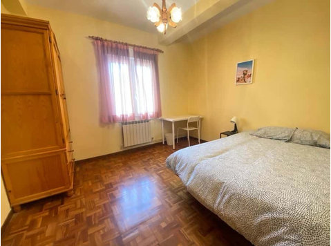 Habitación en piso de 4 habitaciones en Azpilagaña - דירות