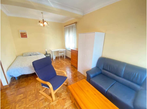 Habitación en piso de 4 habitaciones en Azpilagaña - Căn hộ